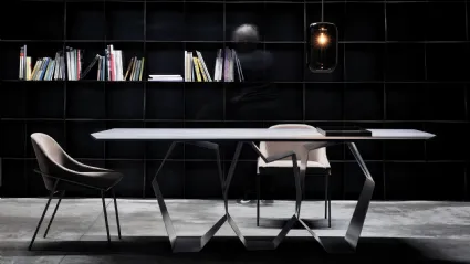 Tavolo di design Quasimodo con top dalla forma irregolare in ceramica e base in metallo di Ronda Design