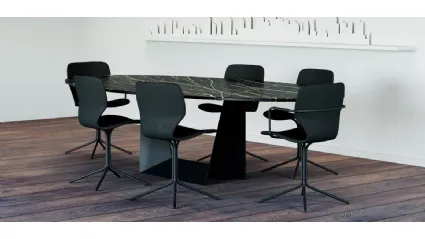 Tavolo con piano in ceramica supporto vetro e base in acciaio verniciato Trophy Ov di Domitalia
