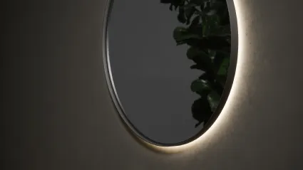 Specchio Astrid con cornice in laccato ossidato retroilluminata di Novamobili