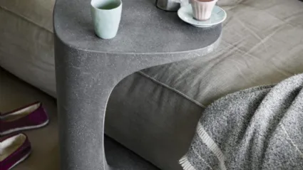 Tavolino in cemento ispirato ad un carattere tipografico Font di Kristalia