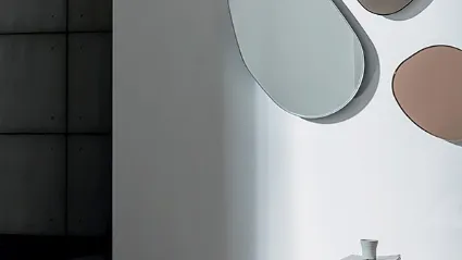 Specchio irregolare che può essere ruotato Gocce di Rugiada in vetro extrachiaro, bronzo o fumé di Sovet