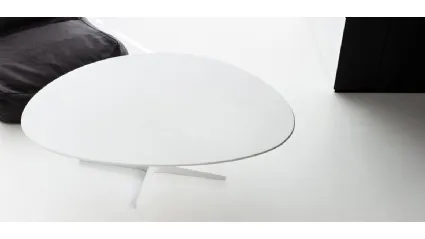 Tavolino Lunar in MDF laccato bianco e gamba in acciaio verniciato di Domitalia