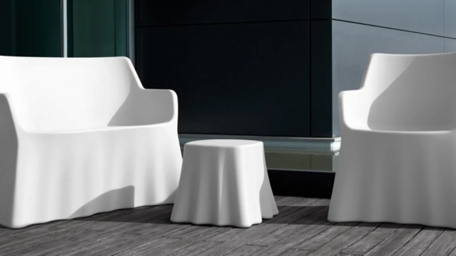 Tavolino Casper in polietilene, adatto anche per esterno, di Domitalia