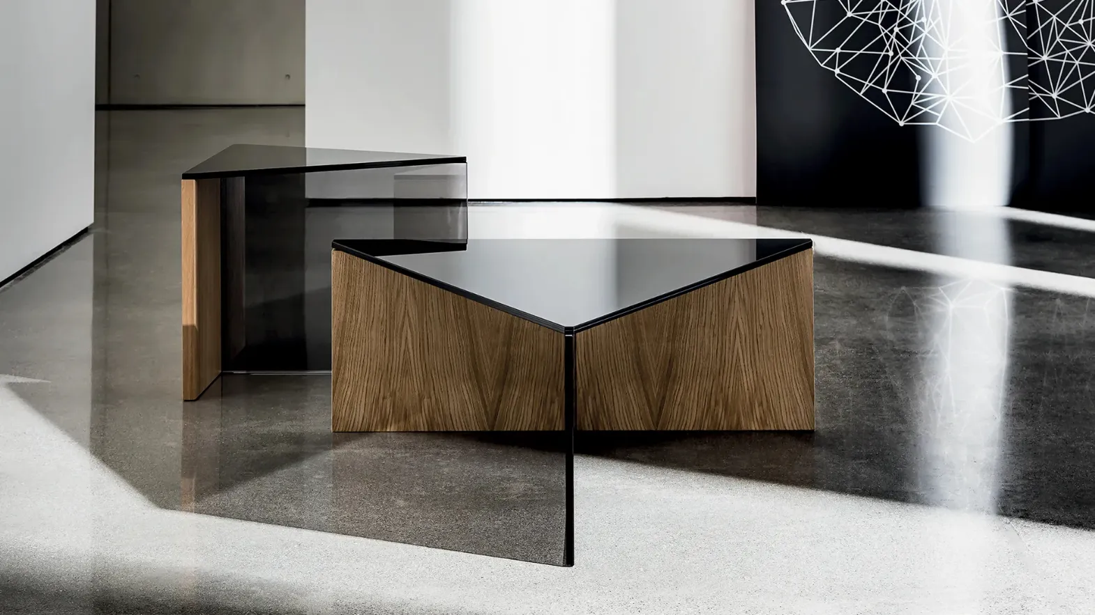 Tavolino Regolo Triangular con top in vetro Nero e base in legno e vetro fumé di Sovet