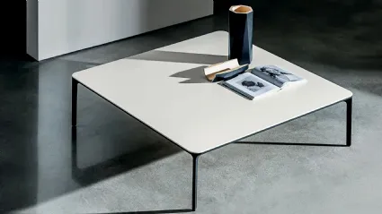 Tavolino quadrato Slim H37 con top in vetro acidato e base in alluminio di Sovet