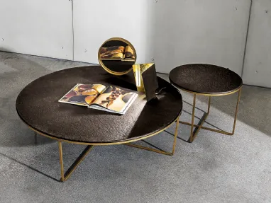 Tavolini Piktor con top in vetro materico con base in metallo laccato ottone brunito di Sovet