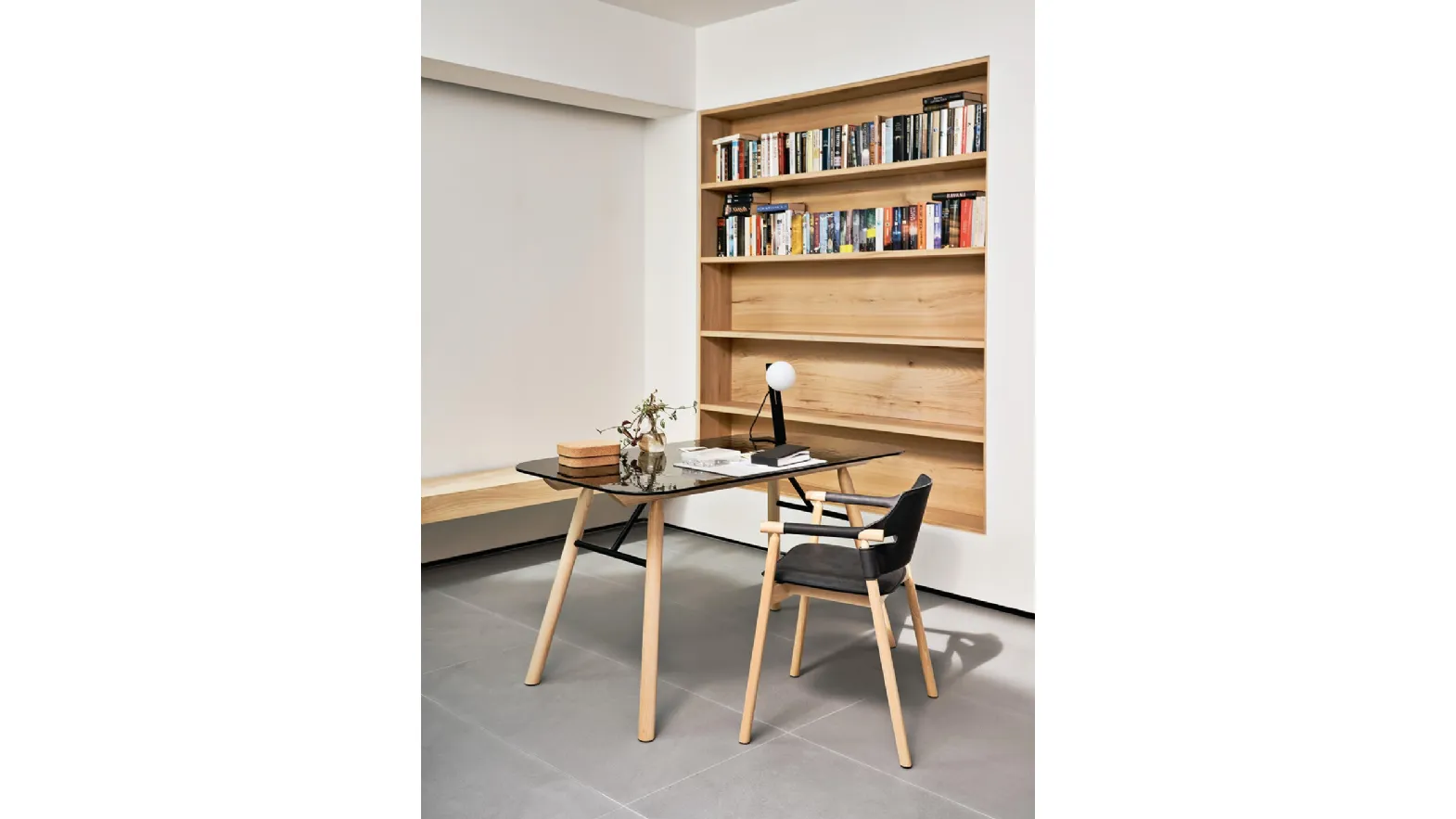 Scrittoio Suite con top in vetro e base in legno di Midj