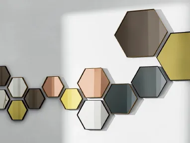 Specchio esagonale con cornice in alluminio Visual Hexagonal di Sovet