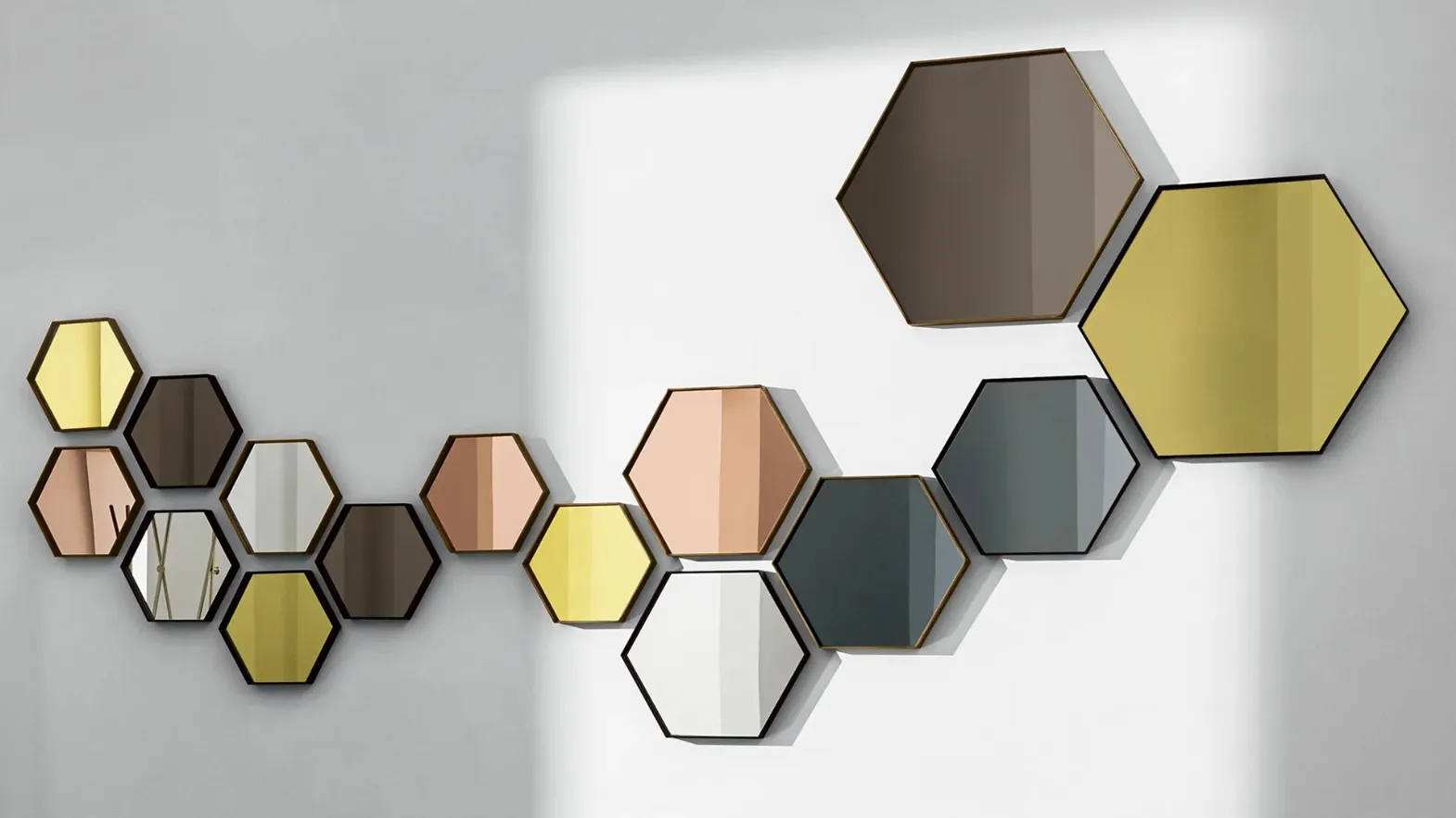 Specchio esagonale con cornice in alluminio Visual Hexagonal di Sovet