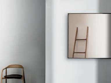 Specchio quadrato con telaio in metallo laccato Visual Square di Sovet