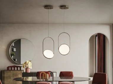 Lampada a sospensione Lift in metallo caratterizzata da una piastra circolare luminosa orientabile ed un design raffinato ed essenziale di Ronda Design