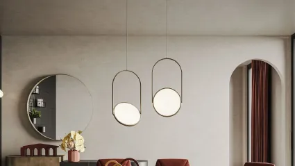 Lampada a sospensione Lift in metallo caratterizzata da una piastra circolare luminosa orientabile ed un design raffinato ed essenziale di Ronda Design