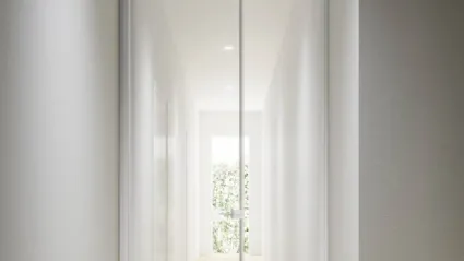 Porta per interni Mitica apertura Bilico in vetro con telaio in alluminio di ADL