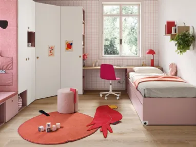 Cameretta con doppio letto, cabina armadio ad angolo e panca divano contenitore Kids space 07 di Nidi