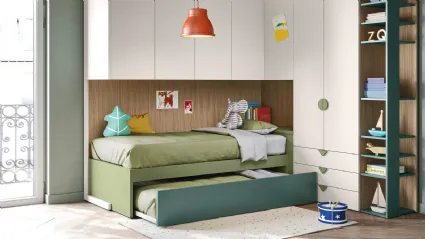 Cameretta a ponte con 2 letti di cui uno incassato, in melaminico verde e chiaro Kids space 27 di Nidi