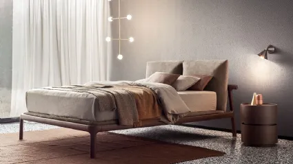 Letto in legno massello con testiera in tessuto imbottito Fushimi di Pianca