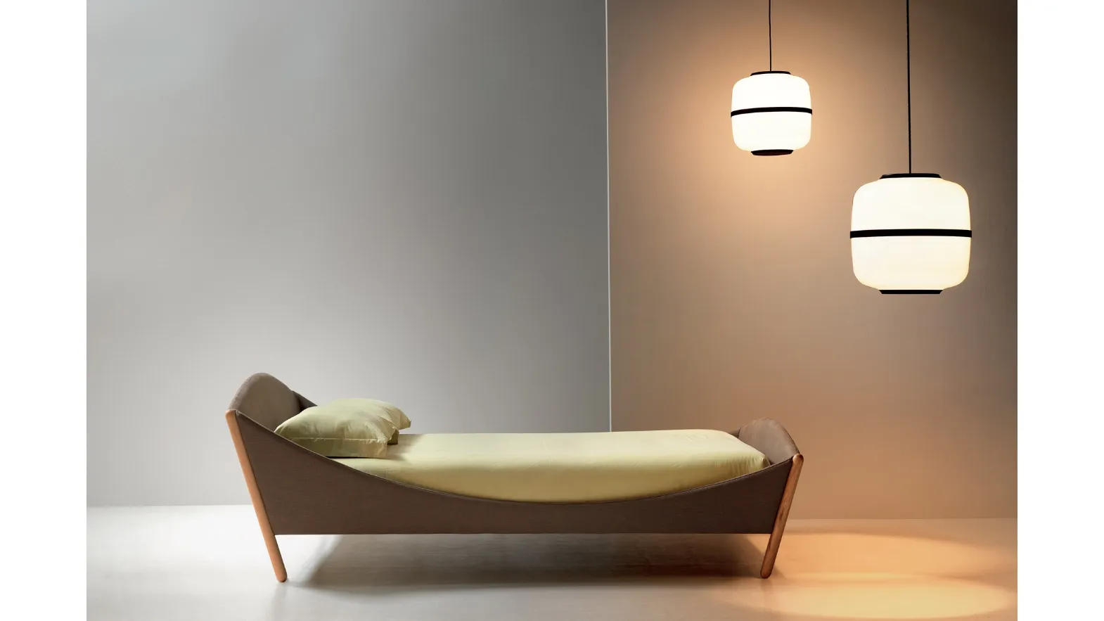 Letto singolo Lullaby Modern in tessuto con piedi in legno inclinati di Noctis