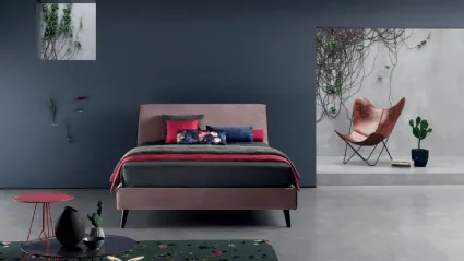 Letto con struttura in legno completamente imbottita e rivestita in tessuto Time di Bside