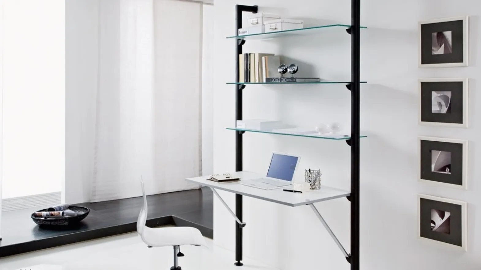 Libreria OK 110 W in alluminio con ripiani in vetro di Domitalia