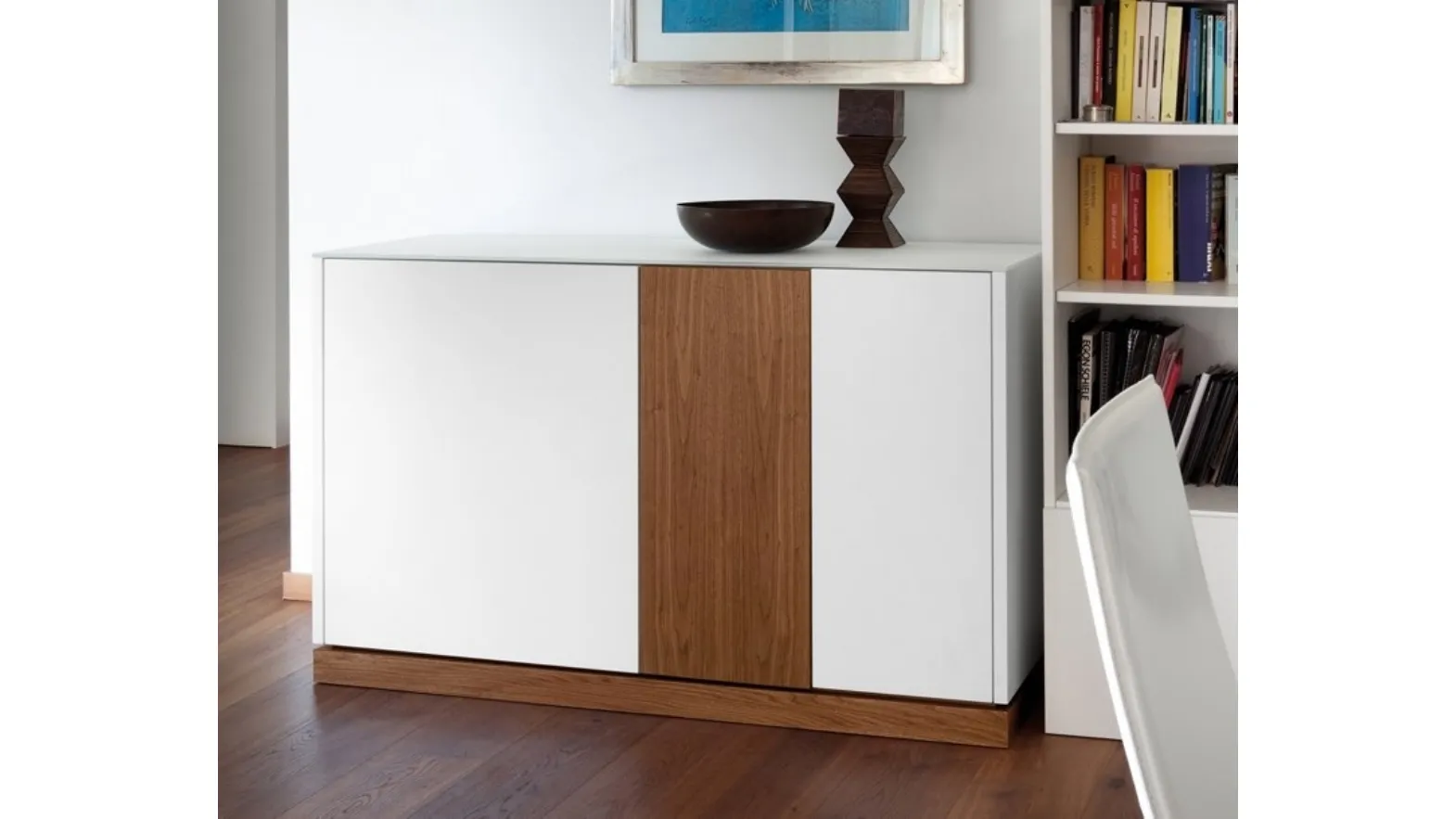 Madia Contour 125 02  in MDF laccato bianco opaco con inserto e base in legno di Domitalia