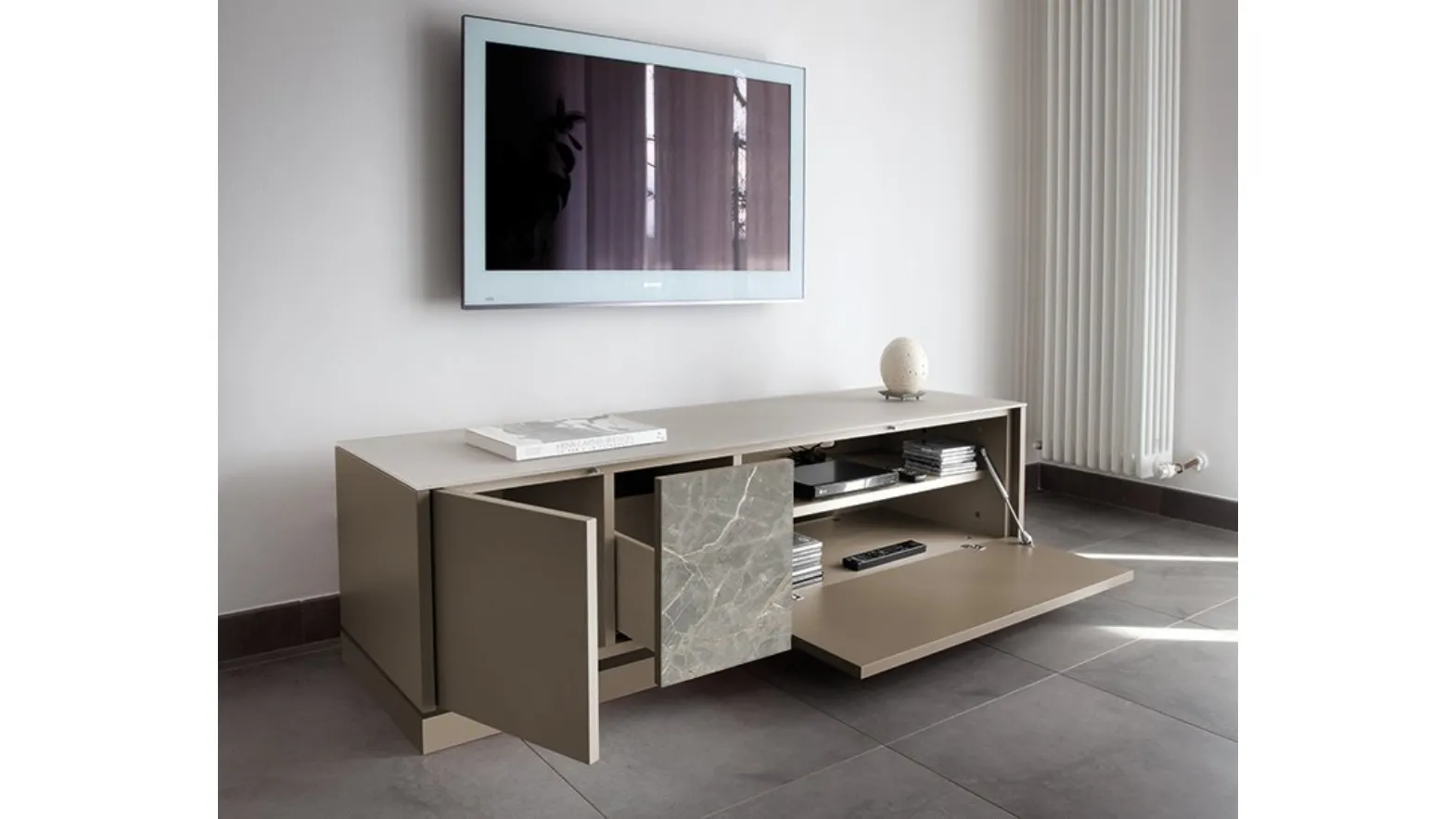 Madia Contour TV in MDF laccato opaco e cassetto con frontale in ceramica di Domitalia