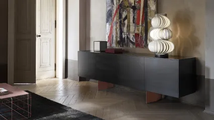 Madia Doride in legno di Frassino Nero con piedi in metallo di Ronda Design