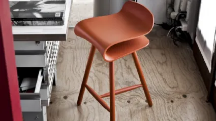 Sgabello dal sedile ergonomico e sinuoso in plastica PBT robusta e flessibile con gambe in legno di frassino BCN Stool di Kristalia