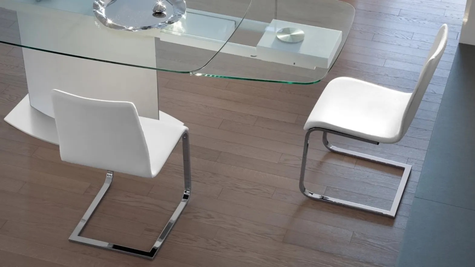 Sedia Jude in pelle con struttura in legno di Domitalia