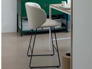 Sgabello Dua Stool in tessuto con struttura in metallo di Kristalia