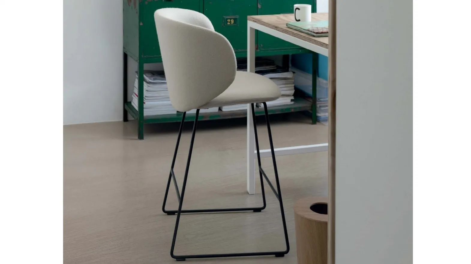 Sgabello Dua Stool in tessuto con struttura in metallo di Kristalia