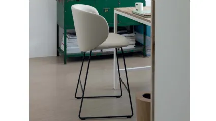 Sgabello Dua Stool in tessuto con struttura in metallo di Kristalia