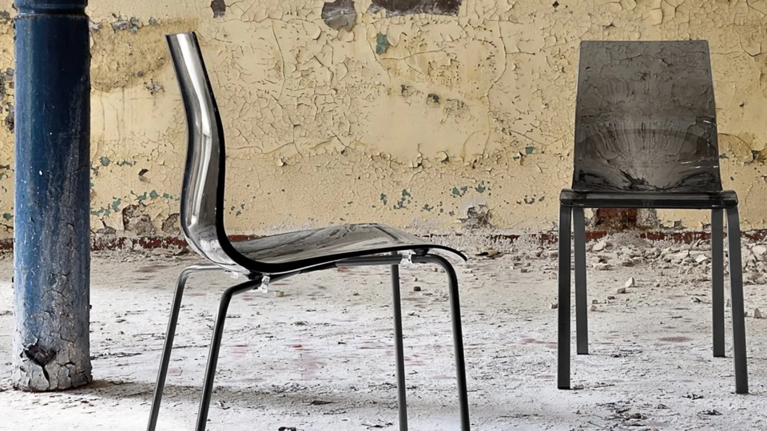 Sedia Gel con seduta in acrilico di colore azzurro e acciaio di Domitalia