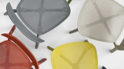 Sedia impilabile Colander di Kristalia