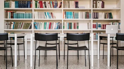 Sedia impilabile in legno con seduta imbottita Mito di Midj