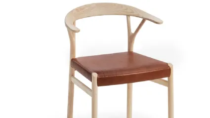Sedia con braccioli in legno di frassino con seduta rivestita in cuoio Oslo di Midj