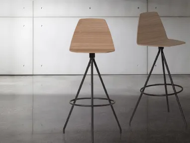 Sgabello Sila Stool in legno con gambe in metallo di Sovet