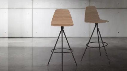 Sgabello Sila Stool in legno con gambe in metallo di Sovet