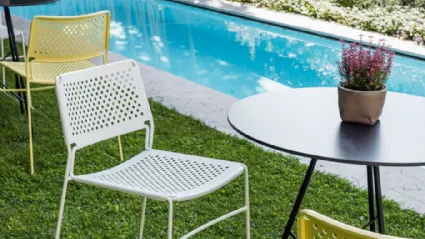 Sedia impilabile in acciaio con gambe a slitta Slim S M di Midj