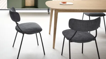Sedia Yoko in tessuto imbottito di Novamobili