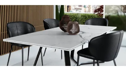 Tavolo rettangolare in ceramica con supporto vetro e base in acciaio Archie di Domitalia