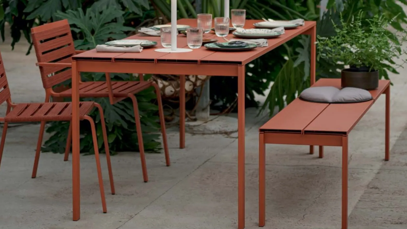 Tavolo da esterno a doghe in alluminio rosso e gambe in acciaio Be Easy Slatted di Kristalia