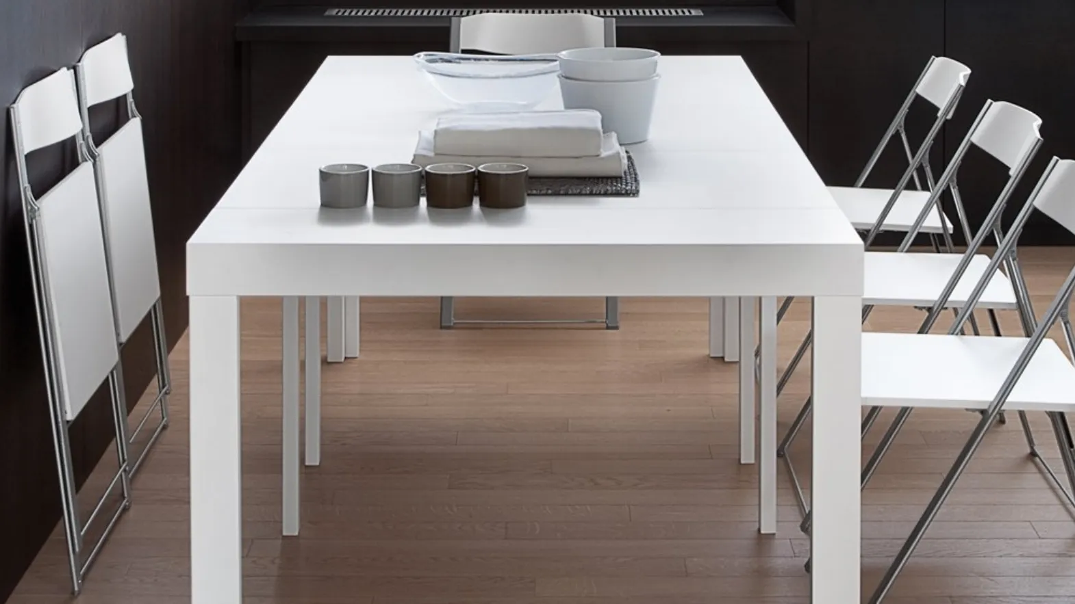 Consolle allungabile con top in melaminico e base in MDF laccato bianco Cosmo di Domitalia