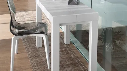Consolle allungabile aperta con top in melaminico e base in MDF laccato bianco Cosmo di Domitalia
