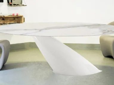 Tavolo di design con top in marmo e base in acciaio verniciato bianco Oslo di Domitalia