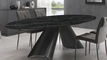 Tavolo ovale in ceramica con base in acciaio verniciato Tuile Ov di Domitalia