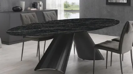 Tavolo ovale in ceramica con base in acciaio verniciato Tuile di Domitalia