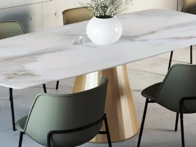 Tavolo con piano in marmo e base in acciaio verniciato Dorico Bo di Domitalia