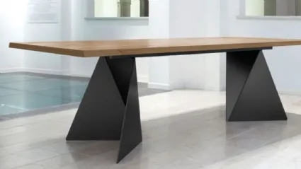 Tavolo con piano in rovere e base in metallo Euclide F di Domitalia