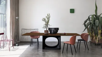 Tavolo di design con basamento scultura e top in legno Holo di Kristalia