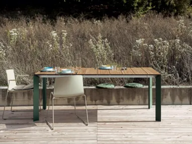 Tavolo da esterno con piano a doghe in Teak e gambe in alluminio verniciato Nori Slatted di Kristalia